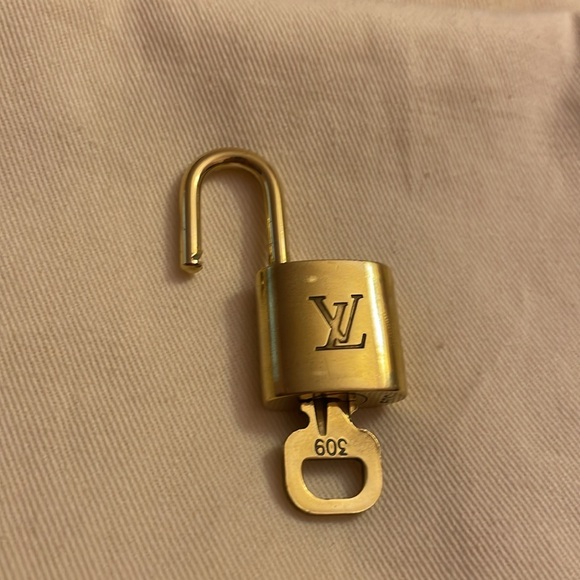 Louis Vuitton Key Lock - Picture 4 of 5